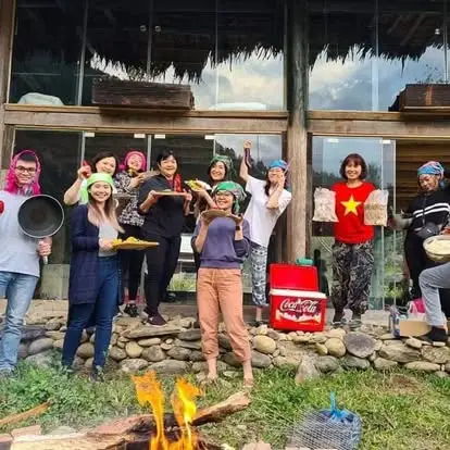 Nhóm khách tham gia hoạt động quanh LAYCAM HILL