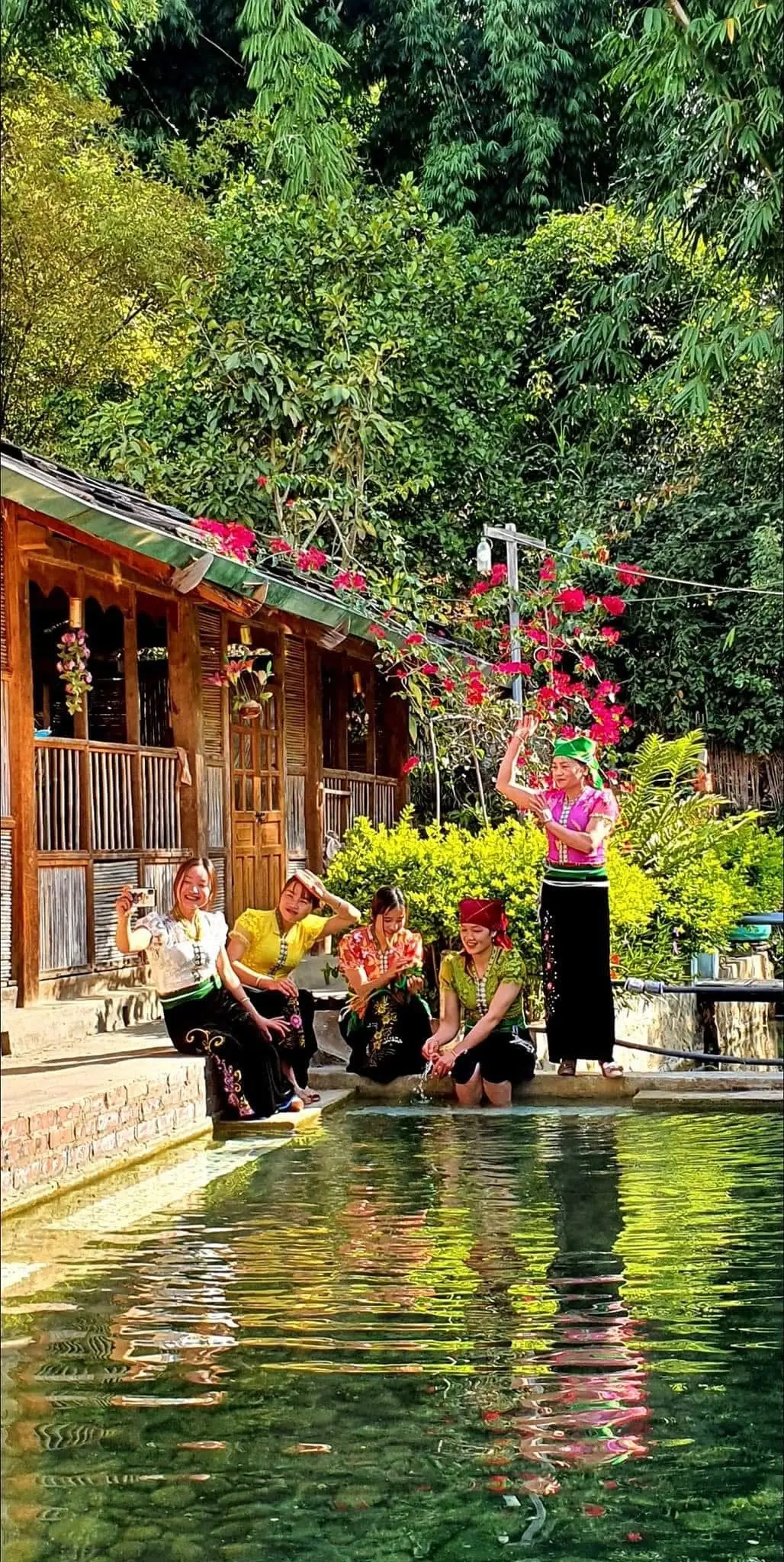 Khách và người địa phương bên dòng nước ở Ngọc Chiến