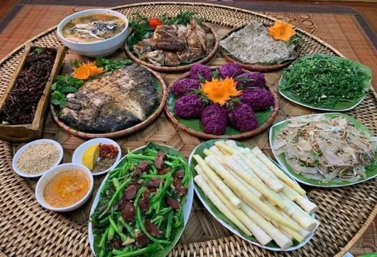 Ẩm thực Thái tại Mường Lò với cá nướng, xôi ngũ sắc và rau rừng
